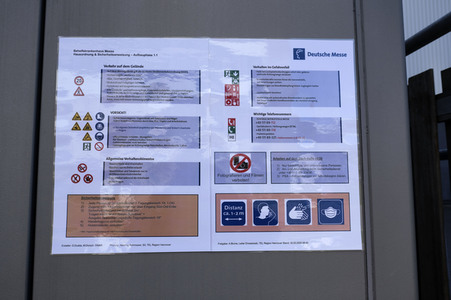 Stephan Weil besichtigt das Behelfskrankenhaus Messe in Hannover