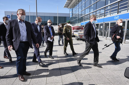 Stephan Weil besichtigt das Behelfskrankenhaus Messe in Hannover