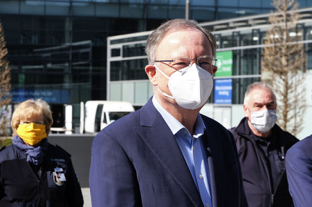 Stephan Weil besichtigt das Behelfskrankenhaus Messe in Hannover