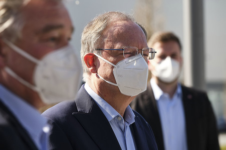 Stephan Weil besichtigt das Behelfskrankenhaus Messe in Hannover