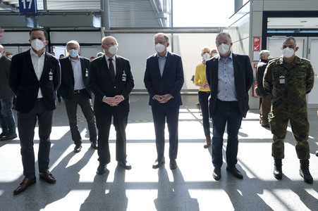 Stephan Weil besichtigt das Behelfskrankenhaus Messe in Hannover