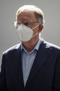 Stephan Weil besichtigt das Behelfskrankenhaus Messe in Hannover