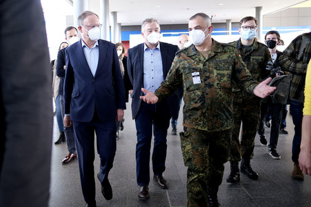 Stephan Weil besichtigt das Behelfskrankenhaus Messe in Hannover
