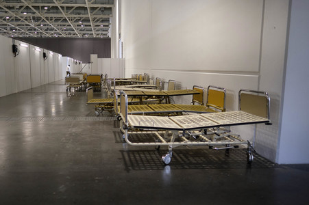 Stephan Weil besichtigt das Behelfskrankenhaus Messe in Hannover