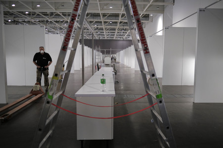 Stephan Weil besichtigt das Behelfskrankenhaus Messe in Hannover