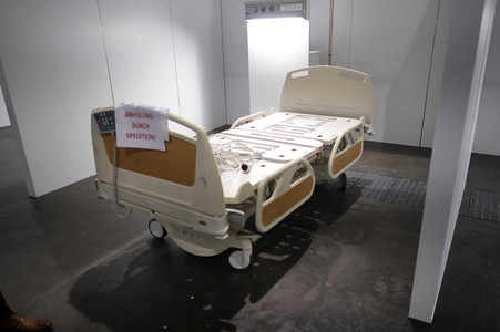 Stephan Weil besichtigt das Behelfskrankenhaus Messe in Hannover