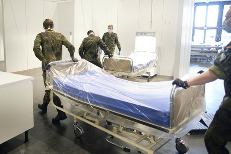 Stephan Weil besichtigt das Behelfskrankenhaus Messe in Hannover