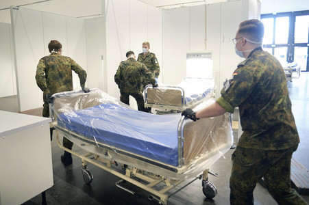 Stephan Weil besichtigt das Behelfskrankenhaus Messe in Hannover