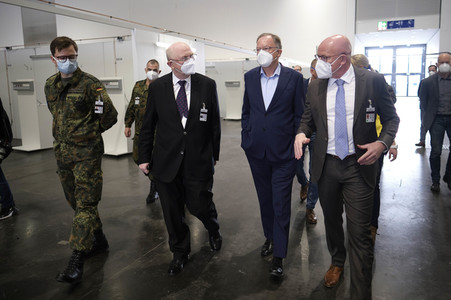 Stephan Weil besichtigt das Behelfskrankenhaus Messe in Hannover