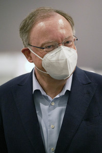 Stephan Weil besichtigt das Behelfskrankenhaus Messe in Hannover