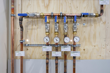 Stephan Weil besichtigt das Behelfskrankenhaus Messe in Hannover