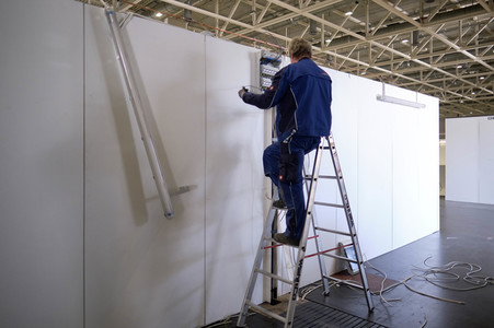 Stephan Weil besichtigt das Behelfskrankenhaus Messe in Hannover