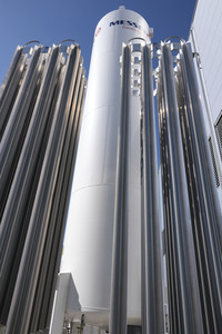 Stephan Weil besichtigt das Behelfskrankenhaus Messe in Hannover