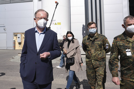 Stephan Weil besichtigt das Behelfskrankenhaus Messe in Hannover