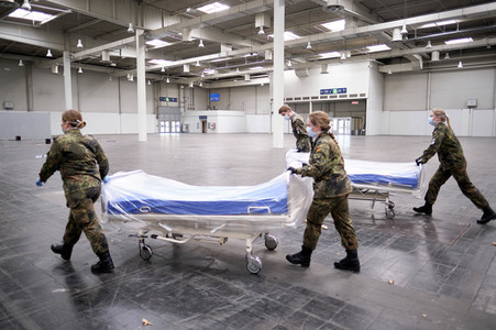 Stephan Weil besichtigt das Behelfskrankenhaus Messe in Hannover