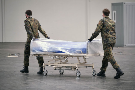 Stephan Weil besichtigt das Behelfskrankenhaus Messe in Hannover