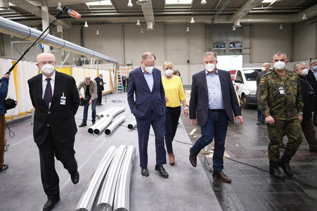 Stephan Weil besichtigt das Behelfskrankenhaus Messe in Hannover