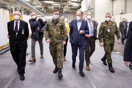 Stephan Weil besichtigt das Behelfskrankenhaus Messe in Hannover
