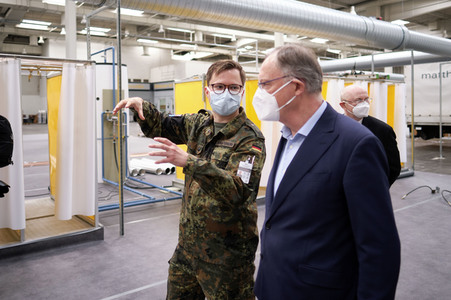 Stephan Weil besichtigt das Behelfskrankenhaus Messe in Hannover