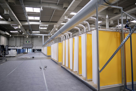 Stephan Weil besichtigt das Behelfskrankenhaus Messe in Hannover