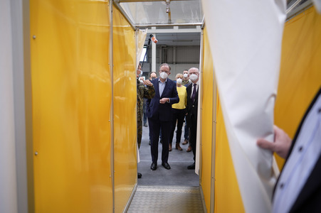 Stephan Weil besichtigt das Behelfskrankenhaus Messe in Hannover