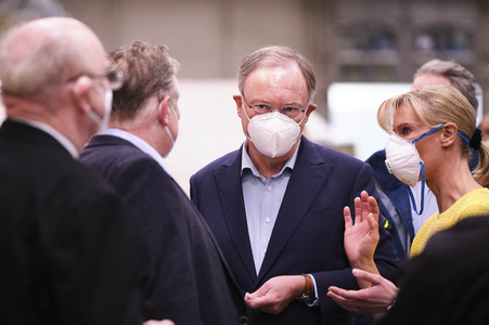 Stephan Weil besichtigt das Behelfskrankenhaus Messe in Hannover