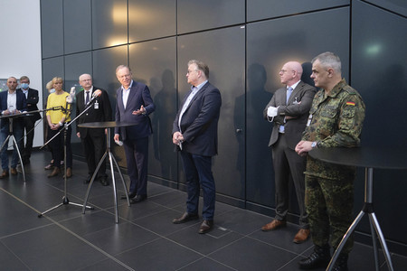 Stephan Weil besichtigt das Behelfskrankenhaus Messe in Hannover