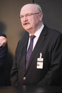 Stephan Weil besichtigt das Behelfskrankenhaus Messe in Hannover