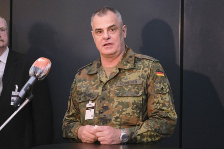 Stephan Weil besichtigt das Behelfskrankenhaus Messe in Hannover