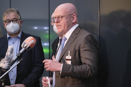 Stephan Weil besichtigt das Behelfskrankenhaus Messe in Hannover