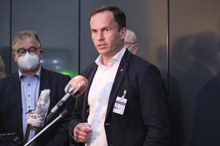 Stephan Weil besichtigt das Behelfskrankenhaus Messe in Hannover