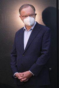 Stephan Weil besichtigt das Behelfskrankenhaus Messe in Hannover