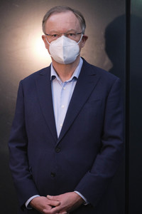 Stephan Weil besichtigt das Behelfskrankenhaus Messe in Hannover