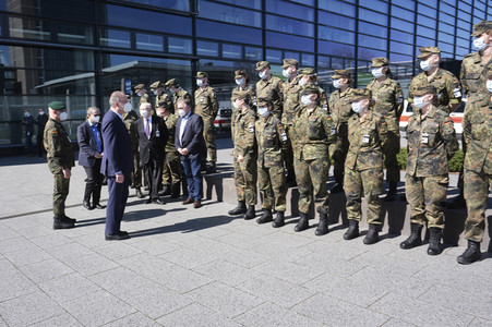 Stephan Weil besichtigt das Behelfskrankenhaus Messe in Hannover