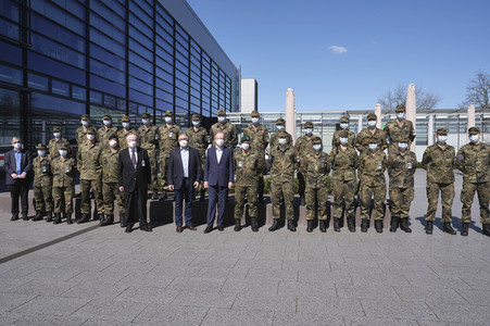 Stephan Weil besichtigt das Behelfskrankenhaus Messe in Hannover