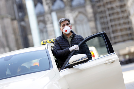 Symbolfoto Taxifahrer mit Schutzkleidung