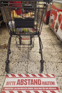 Symbolfoto Abstand halten