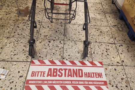 Symbolfoto Abstand halten