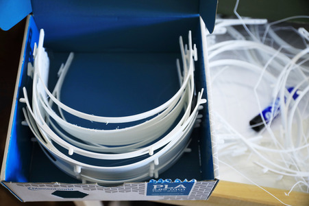 Wissenschaftsladen Potsdam e.V. druckt mit dem 3D Drucker Gesichtsschilder