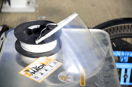 Wissenschaftsladen Potsdam e.V. druckt mit dem 3D Drucker Gesichtsschilder