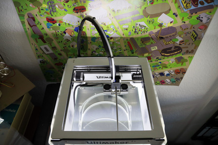 Wissenschaftsladen Potsdam e.V. druckt mit dem 3D Drucker Gesichtsschilder