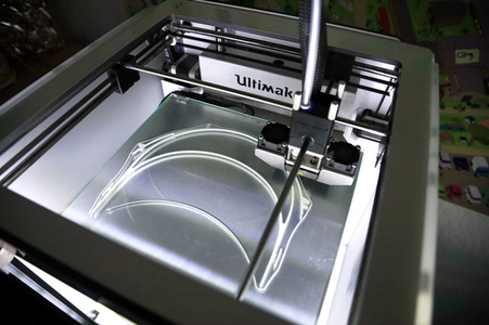 Wissenschaftsladen Potsdam e.V. druckt mit dem 3D Drucker Gesichtsschilder