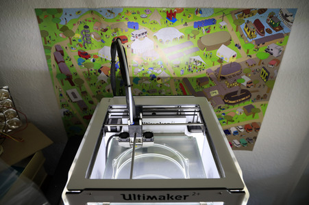 Wissenschaftsladen Potsdam e.V. druckt mit dem 3D Drucker Gesichtsschilder