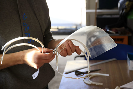 Wissenschaftsladen Potsdam e.V. druckt mit dem 3D Drucker Gesichtsschilder