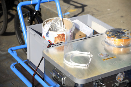 Wissenschaftsladen Potsdam e.V. druckt mit dem 3D Drucker Gesichtsschilder