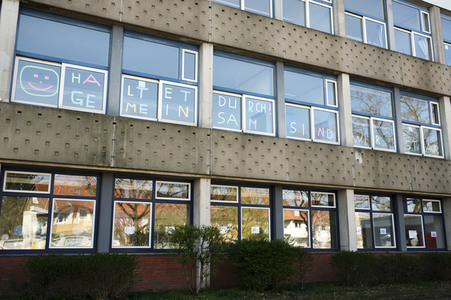 Fensterbilder in einer Grundschule in Hannover