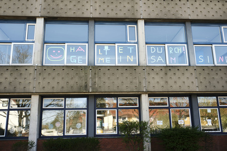 Fensterbilder in einer Grundschule in Hannover