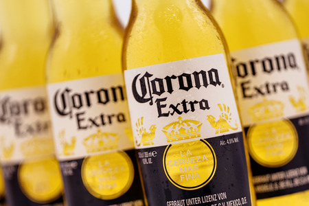 Symbolfoto Corona Bierflaschen