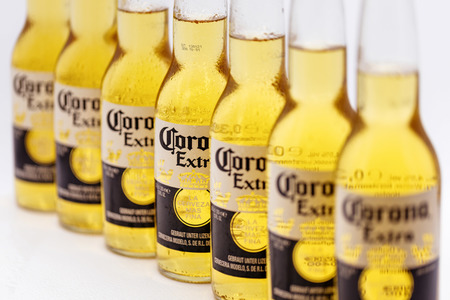 Symbolfoto Corona Bierflaschen