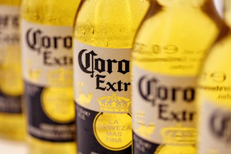 Symbolfoto Corona Bierflaschen